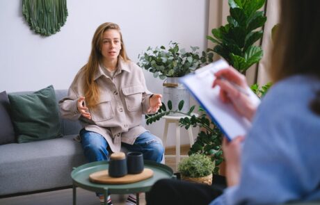 Eine blonde Frau auf der Couch im Coachingraum Aschaffenburg