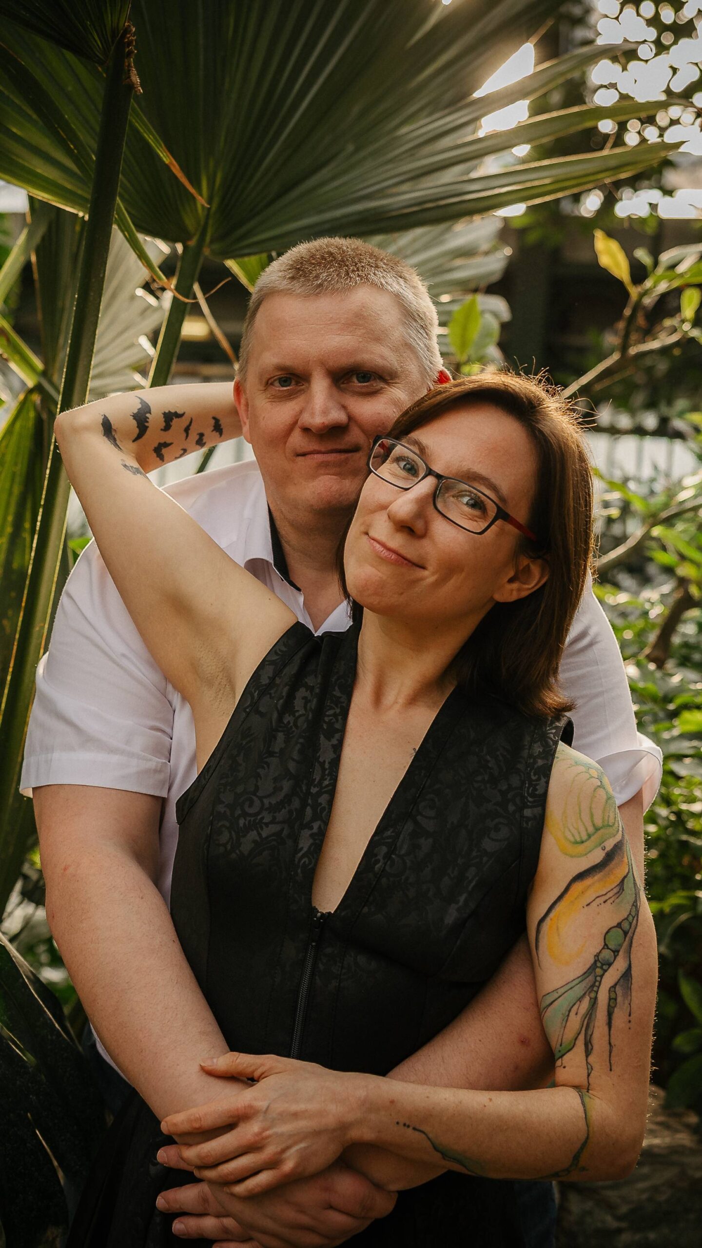 Jay und Christian vom Raum-in-Aschffenburg-mieten Hochformates Foto im Garten von Jay und Christian vom Raum-in-Aschffenburg-mieten