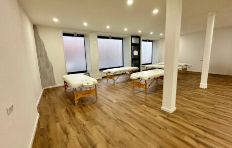 Bild des Raumes von Massage Raum Aschaffenburg mieten mit fünf Massageliegen