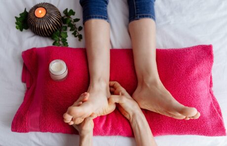 Füße auf einem Kissen im Massage Raum Aschaffenburg