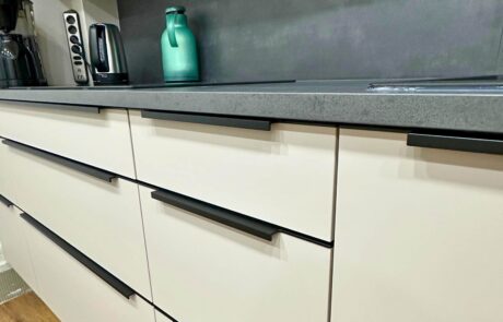 Küche RAB hoch – Refugium Aschaffenburg – Küche hoch 1 Nahaufnahme der Küchenzeile von Raum in Aschaffenburg mieten mit Thermoskanne auf der Arbeitsoberfläche