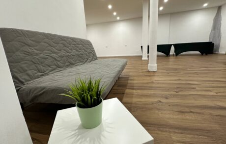 Raum in Aschaffenburg mieten – Workshopraum 3 Couch Sofa mit Beistelltisch im Workshopraum Aschaffenburg